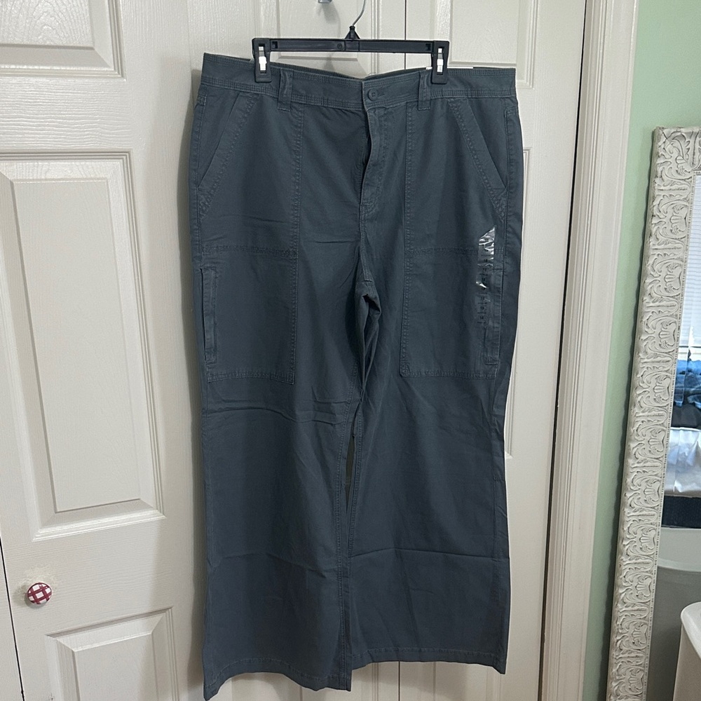 American Eagle Low-Rise Baggy Flare Cargo Pants | 18 Regular | Plus Size - Picture 1 of 3